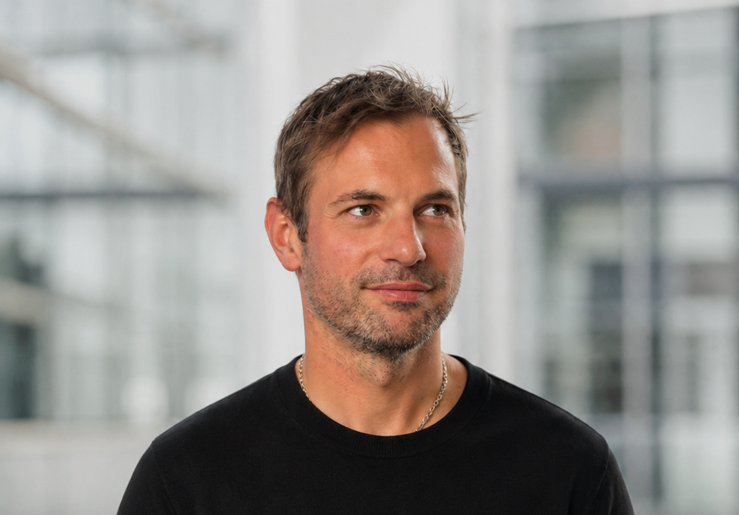 Dr. med. Florian Kretz — Facharzt für Augenheilkunde bei VISUS ONE. Über 15 Jahre Erfahrung in der refraktiven Chirurgie. Mehr als 30.000 Eingriffe. Spezialisiert auf Augenlasern und Linsenchirurgie.