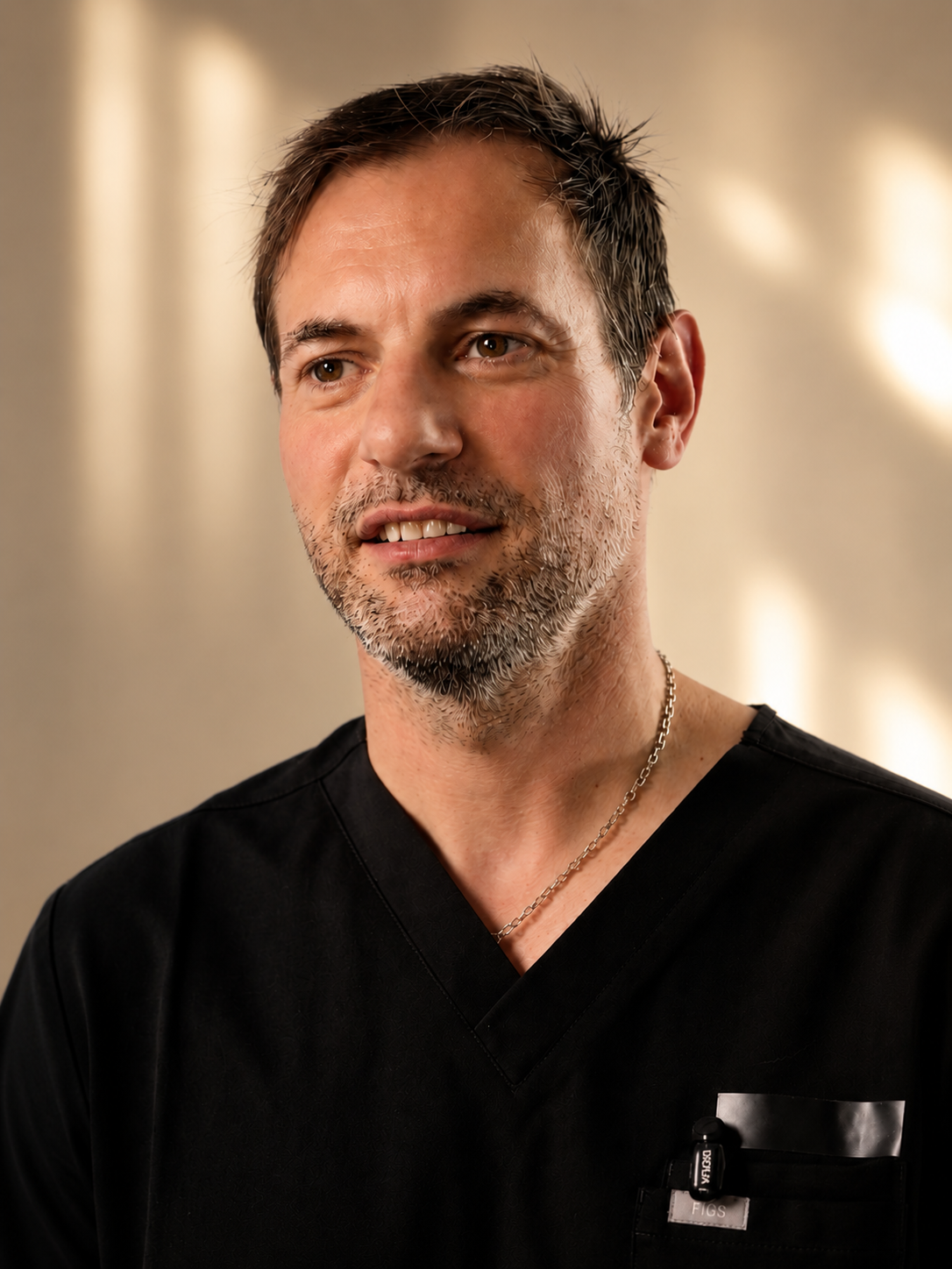 Dr. med. Florian Kretz — Facharzt für Augenheilkunde bei VISUS ONE. Über 20 Jahre Erfahrung in der refraktiven Chirurgie. Mehr als 30.000 Eingriffe. Spezialisiert auf Augenlasern und Linsenchirurgie.